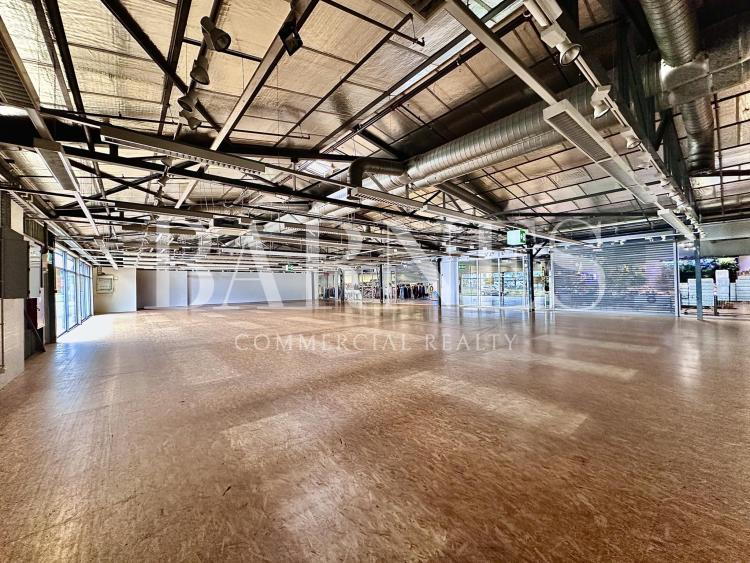 EXCLUSIVE - Arcade, showroom, premises of 650 m2 for rent in Roche/Villeneuve