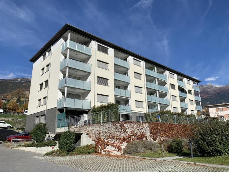 Beautiful, partially renovated 3.5-room apartment with windows on both sides, located on the 1st floor