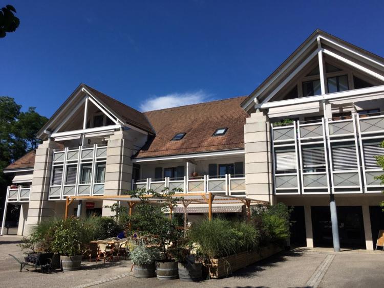 Located in the heart of the Jussy countryside, this charming 161 m² commercial space offers a peaceful and welcoming working environment, ideal for a business seeking a quiet yet accessible setting. The premises...