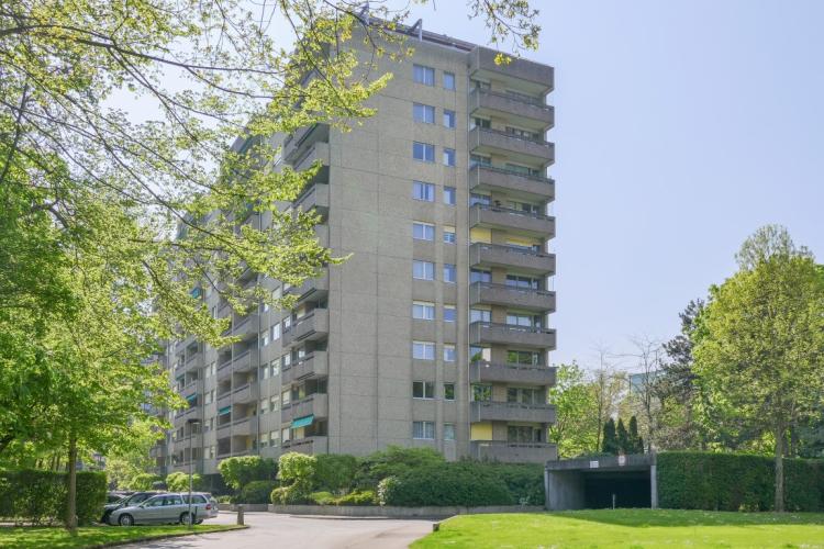 Located in the heart of the Champel district, the parking lot is situated in a secure underground parking lot.