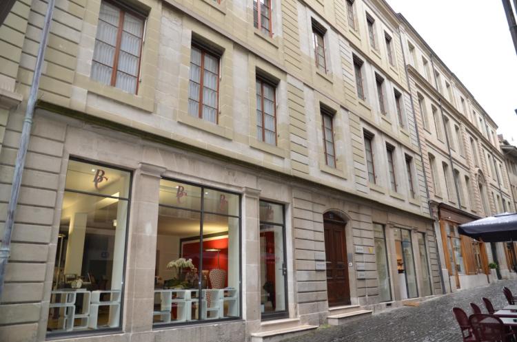 Located on the 4th and 5th floors, this duplex office develops a total area of approximately 251 m², including 191.5 m² on the 4th floor and 59.5 m² on the 5th floor.