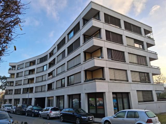 Beautiful arcade of 48m2 on the ground floor at Henri-Golay 23