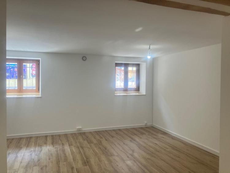 Ideal craftsman or small office. Bright premises of approximately 30 m2 located on the mezzanine floor, completely renovated (not connected to the building&#39;s collective heating system).