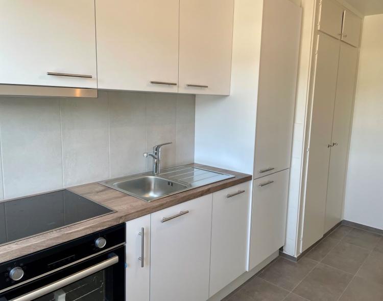 BRIGHT! 3-ROOM APARTMENT LOCATED ON THE 5TH FLOOR WITH BALCONY