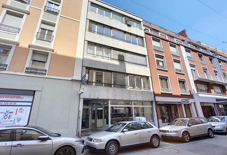 Commercial arcade of approximately 81 m2