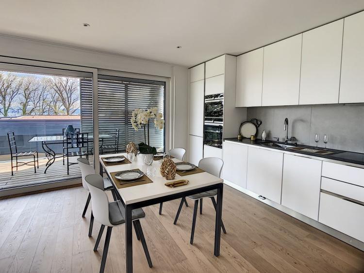SEIZE IT! 3.5 ROOM APARTMENT WITH LAKE VIEW!