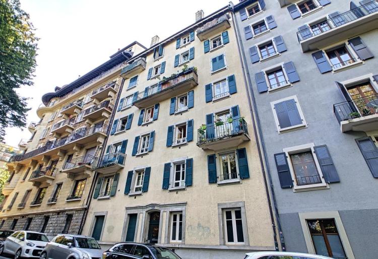 2-room apartment on the 5th floor opposite Parc la Grange