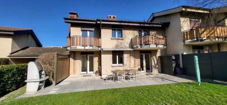 Pretty semi-detached villa