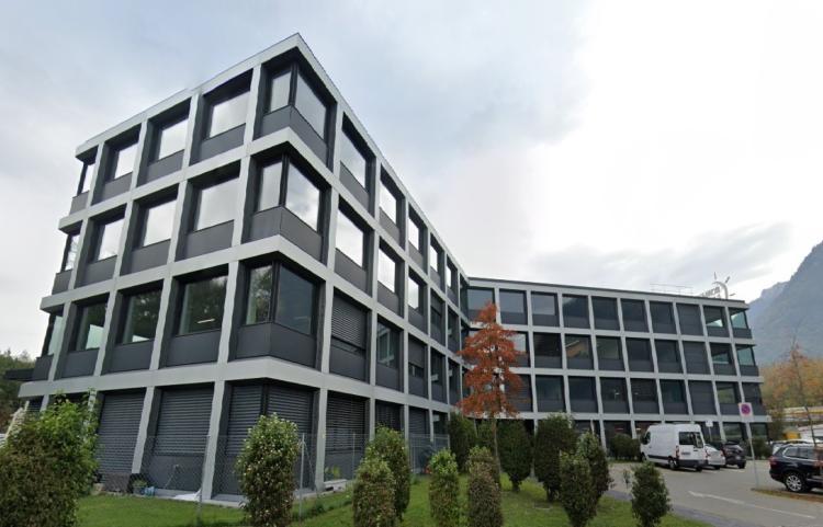 Bright and modular commercial space, divided into two levels