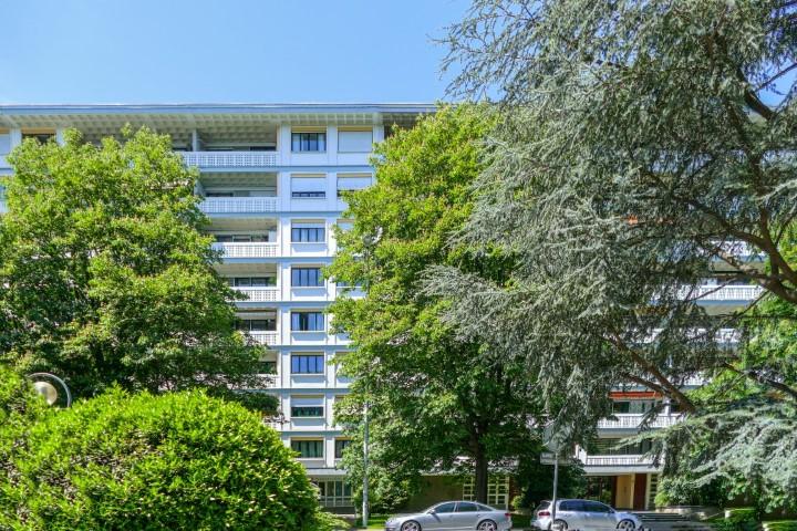 Charming 4.5 room apartment on the 4th floor with a large balcony.