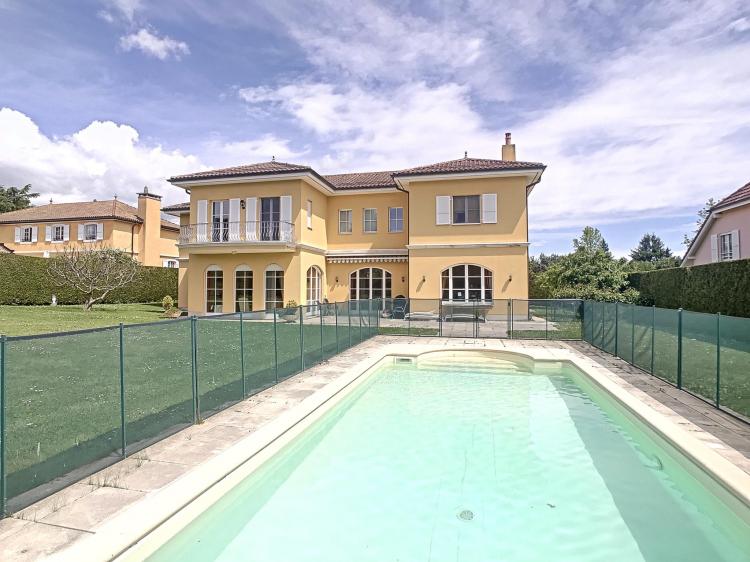 Magnificent villa with 4’000 sq ft – heated pool