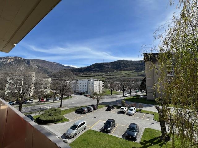 For rent in Grand-Champsec 15 in Sion, beautiful 4.5 room apartment.