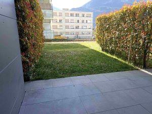 Beautiful, partially renovated 3.5-room apartment with windows on both sides, located on the ground floor.