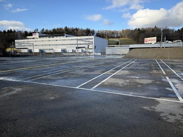 Outdoor parking space for heavy goods vehicles for rent in Givisiez