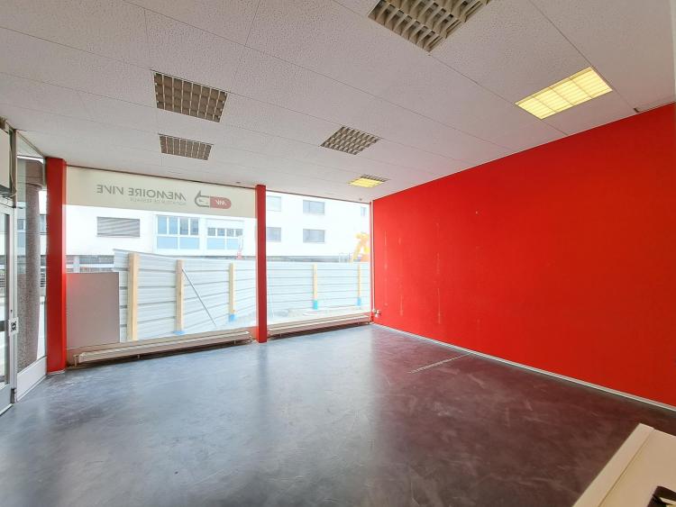 Glazed, single-storey commercial premises well located in the heart of the city