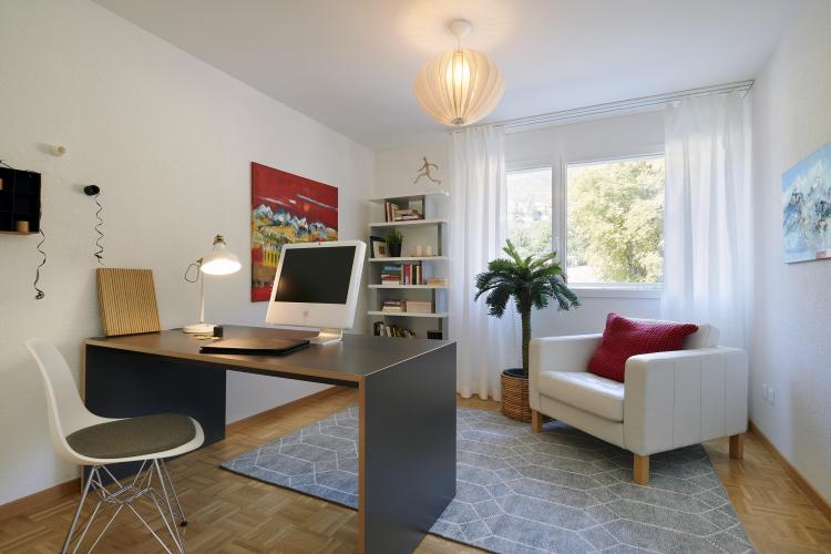 Beautiful, partially renovated 3.5-room apartment with windows on both sides, located on the ground floor.
