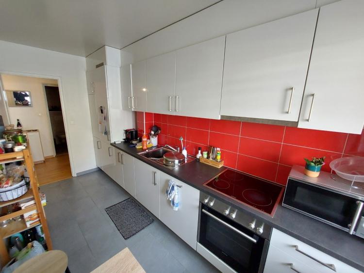 3 rooms of approximately 65m2 on the 2nd floor with balcony.