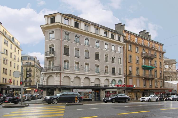 Arcade of 90 m2 on the ground floor, office of 76 m2 on the 1st floor as well as a deposit of 76 m2 in the basement