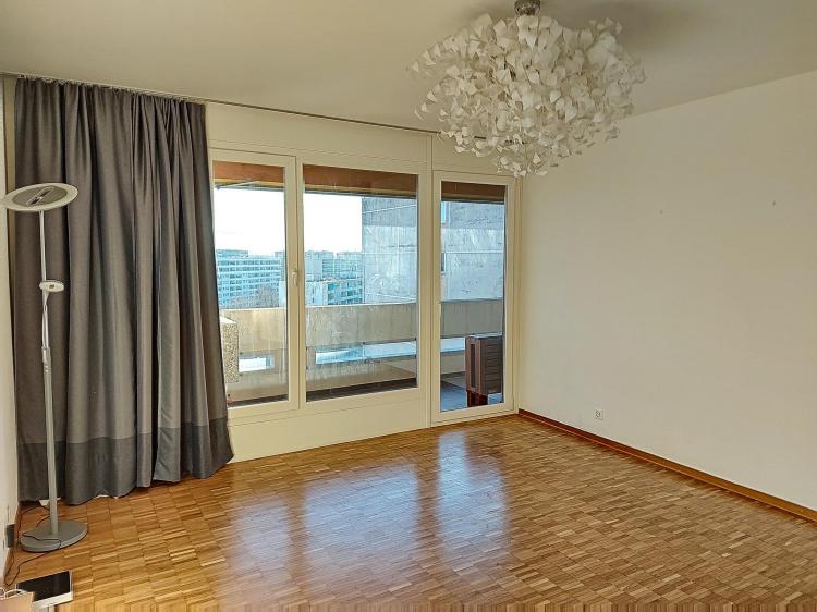 Beautiful renovated 2-room apartment on the 12th floor