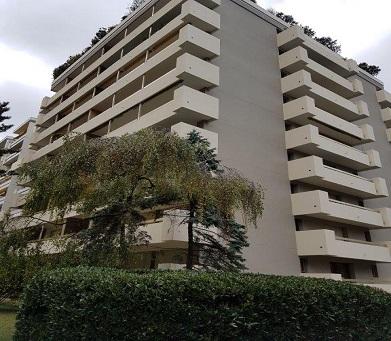 Charming, recently renovated studio apartment on the 3rd floor - Available immediately