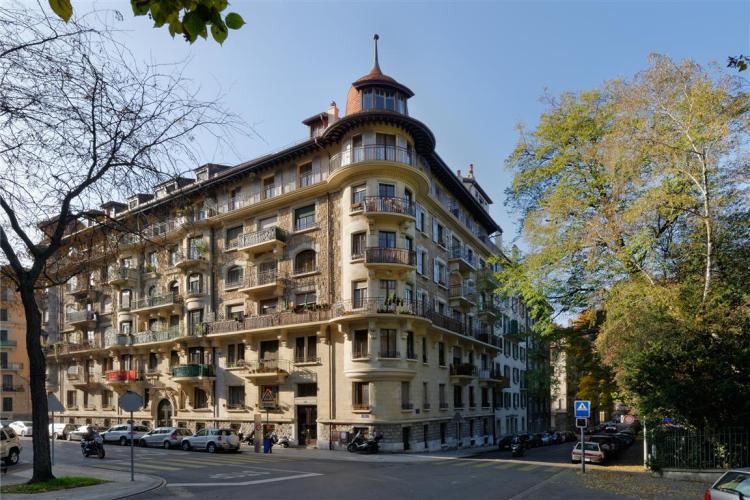 In a charming period building, close to shops, schools, and public transport, we have a 2-room apartment on the 3rd floor. It comprises an entrance hall, a fitted kitchen, a living room with a balcony and alcove, and...