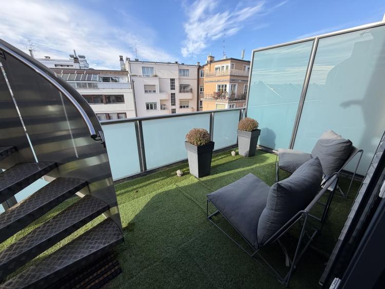 Beautiful, bright 6.5-room apartment on the top floor with a large terrace. Approximately 101 m2