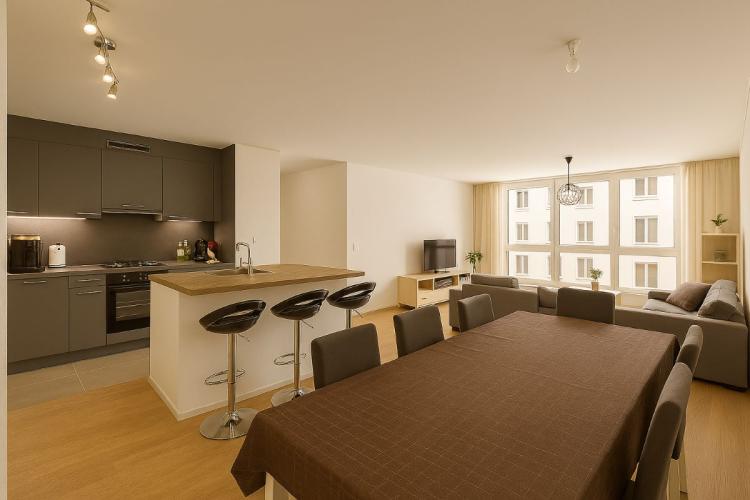 SPACIOUS! 4.5 ROOM APARTMENT CLOSE TO ALL AMENITIES!