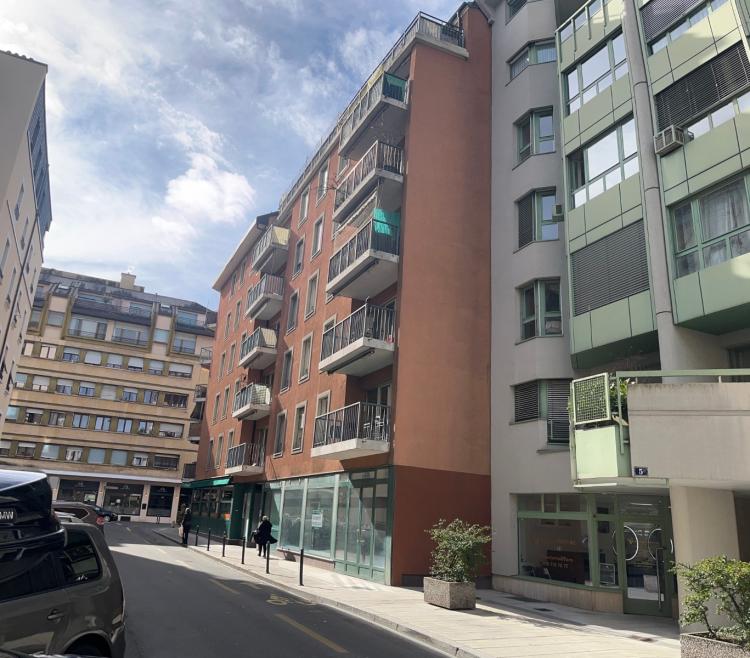 Arcade of approximately 286 m2 on the ground floor with a large shop window.