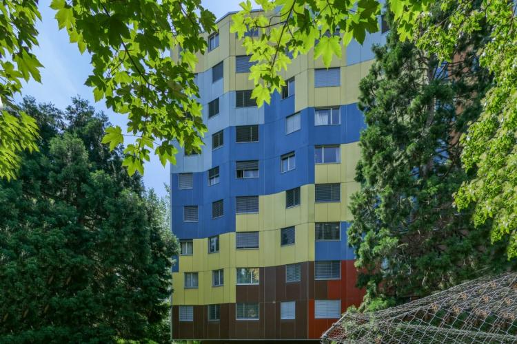 Charming 5-room apartment on the 3rd floor, with balcony.