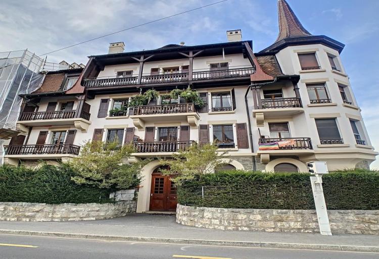 Beautifully renovated 6-room apartment on the 3rd floor