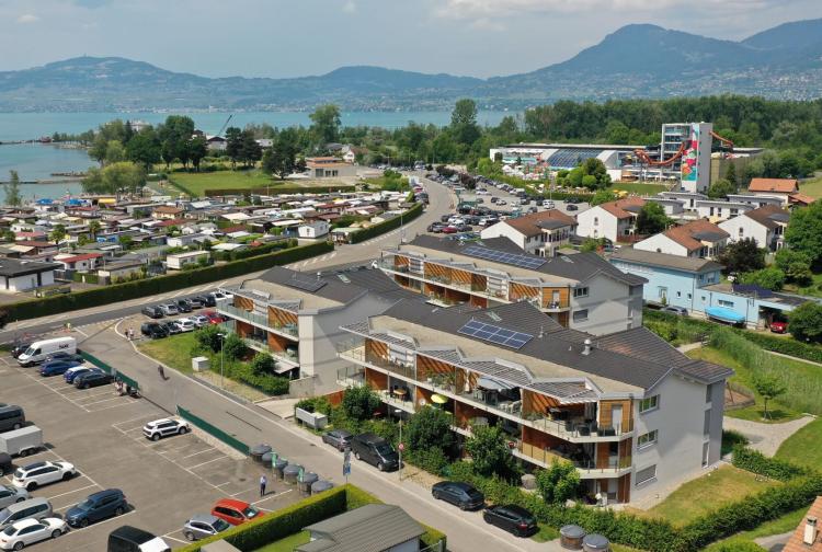 Located in a peaceful area just steps from the lakefront, we offer a modern 4-room apartment on the 1st floor