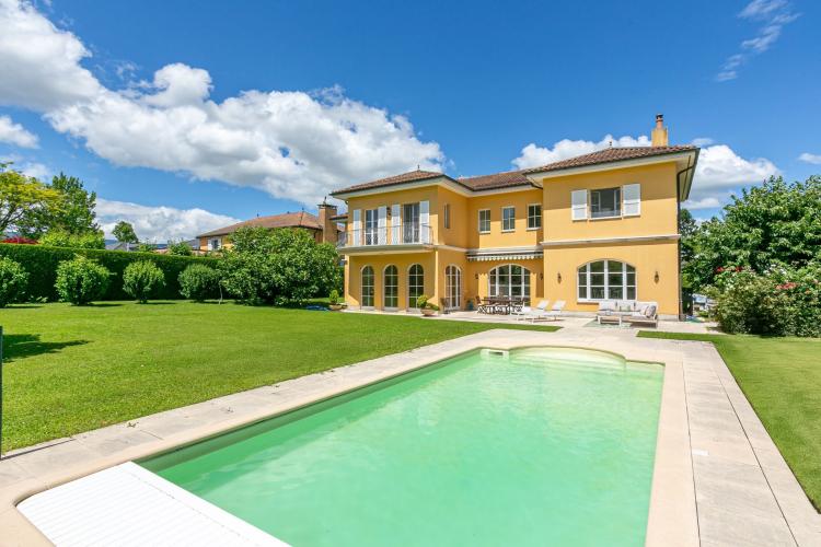 Magnificent Italian-style manor house of approximately 380m2 with 4 bedrooms, an office, a heated and secure swimming pool and a fenced garden of approximately 1,320m2. South-facing.
