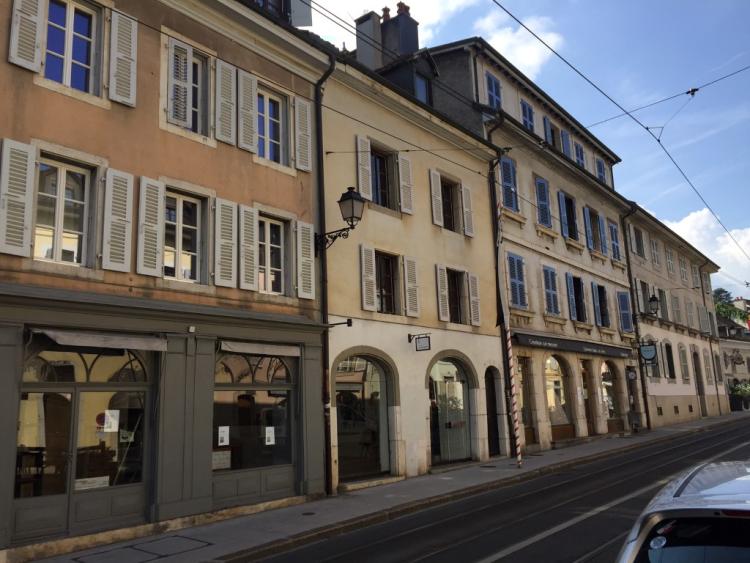 Bright and spacious, this retail space offers approximately 148 m² of floor space, distributed as follows: Ground floor street level: approximately 45 m²; Back room: approximately 35 m²; Gallery/mezzanine: approximately 28 m²; Basement: approximately