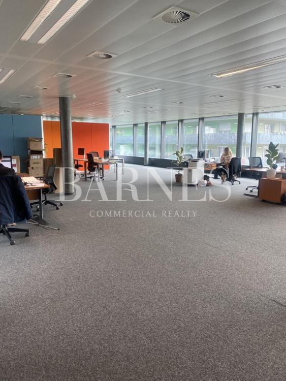 Magnificent administrative area of 526 m2 in a recent building.