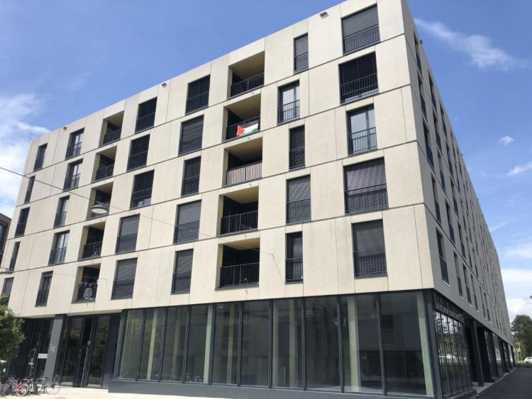 Lovely 4.5 room apartment located on the 5th floor of the building.