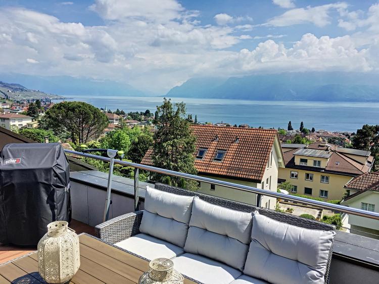 Splendid modern 5-room apartment with mezzanine and breathtaking view of the lake!
